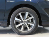 純正のアルミホイール装着車です。タイヤサイズは185/60R15です。