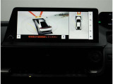 サイドクリアランスビュー表示中に、旋回時の運転操作に合わせて自動で車両を斜め後方から見たような映像を表示。