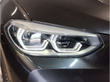 【LEDヘッドライト】先進のLEDテクノロジーを採用。放射される白色光の周波特性は太陽光に近く、バイキセノン・ヘッドライトを上回るコントラストで更に明るく輝きます!