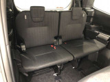 サードシートです。荷物が思ったより多くなった時や、大人数のドライブなど様々なシーンで対応が来ます。片方を畳んで荷物を載せたり、シートアレンジも自由自在。