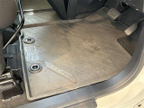 運転席ラバーマットです。使用感はありますが、破れなどはなく綺麗な状態です。