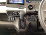 【eコンスイッチ】低燃費運転をサポートするECONモード。スイッチをONすると、エンジンやトランスミッション、A/Cなどを協調制御し、燃費の向上に貢献。エコドライブの効果を高めます。
