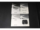 保証書・記録簿・取扱説明書と揃っています。キーの電池は新品にお取替えしてから納車させて頂きます。