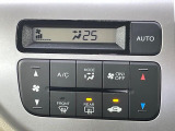 【オートエアコン】一度お好みの温度に設定すれば、車内の温度を検知し風量や温度を自動で調整。暑い&hellip;寒い&hellip;と何度もスイッチ操作をする必要はありません。快適な車内空間には必須の機能ですね♪