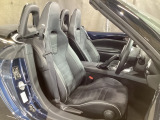 立体感があり、シート中央部とサイド部をくっきりと分断したサポート性の高い形状のシートが「人馬一体」感を強く演出しています。