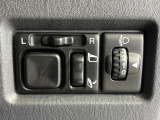 【電動格納ミラー】サイドミラーは電動格納式となっており、狭い駐車場でもキズがつくリスクを抑えられます。