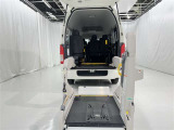 リフトの昇降や車いすの後退を防止するためのストッパー機能が備わっています。