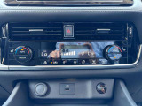 【オートエアコン】車内の温度をセンサーが検知し、風量や吹き出し口を自動で最適に調整。手動で操作する手間を減らし、長時間のドライブも常に心地よく過ごせます。