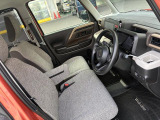 フロントシートはベンチシートです。インパネシフトで足元は広々。運転席と助手席はウォークスルーできます。