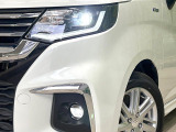 【LEDヘッドライト】悪天候や夜間走行時も良好な視界を確保し安心して運転できる高輝度LEDヘッドライトを装備!点灯速度が早く、消費電力も抑えられています。