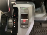 セレクトレバーの横に電子制御パーキングブレーキがあります。スイッチひとつで、停車した地点の傾斜などをシステムが検知・判断してブレーキ力を自動的に最適制御し、しっかり停車できるパーキングシステムです。
