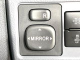 【電動格納ミラー】サイドミラーは電動格納式となっており、狭い駐車場でもキズがつくリスクを抑えられます。