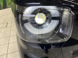 【LEDヘッドライト】悪天候や夜間走行時も良好な視界を確保し安心して運転できる高輝度LEDヘッドライトを装備!点灯速度が早く、消費電力も抑えられています。