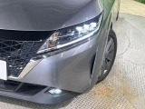 【LEDヘッドライト】悪天候や夜間走行時も良好な視界を確保し安心して運転できる高輝度LEDヘッドライトを装備!点灯速度が早く、消費電力も抑えられています。