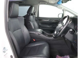 【フロントシート】アームレストが付いており、ゆったりとした姿勢で運転できますね。