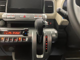 【インパネシフト】シフト操作のしやすいインパネシフトです。足元が広くなりすっきりしますので、大柄な方でも快適に運転ができます。