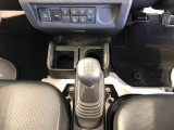 5速ミッションのマニュアル車になります。