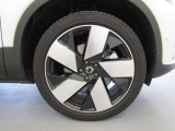 タイヤサイズ フロント:235/45R20 リア:255/40R20