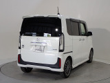 プライバシーガラスが装備されています。外を見るときには気にならずに、後方車両からは車内が見えにくい設計です、周りを気にせず、快適に運転できますよ。