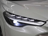 LEDヘッドランプには「オートマチックハイビームシステム」を搭載。夜間走行時にハイビームで走行可能と判断した場合、ロービームとハイビームを自動的に切り替え、前方視界確保をアシストします。