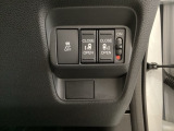 両側電動スライドドアは運転席から操作ができるよう、操作スイッチが付いています。Hondaセンシング用のVSA(ABS+TCS+横滑り抑制)解除のスイッチもあります。