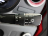 周囲が暗くなると自動でヘッドライトを点灯するオートライト機能付き。周囲が明るくなると自動で消灯します。