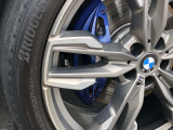 Mスポーツ・ブレーキ! Mのロゴがあしらわれたブルー色のMスポーツ・ブレーキはダイナミックなパフォーマンスに相応しい、優れた制動力を発揮します。