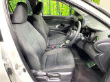 運転席まわりには十分なスペースがあり、大柄な方でもゆったり運転していただける環境です。