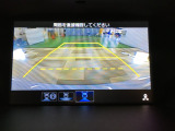 バックカメラの画像です。ガイドラインがスムースな車庫入れをサポートいたします。車庫入れの安心感がアップしますね。