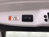 【パワーバックドア】スイッチひとつでバックドアを自動開閉。操作はスマートキー、運転席側インパネスイッチ部、バックドア下端部の各スイッチで行えます。