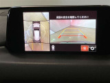 【パノラミックビューモニター】映像で、見づらい車両周辺の確認をアシスト。クルマを真上から見ているような映像を表示。 運転席から確認しにくい車両周囲の状況を把握。