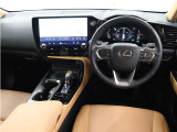 ドライバーが運転操作に集中できるコックピット思想、「タズナコンセプト」が取り入れられたインテリアとなっています。