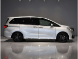リアドアは両側電動スライドドア(パワースライドドア)です!スライドドアのお車ですと、狭いスペースでも乗り降りしやすいです。また、ワンアクションで開閉可能な電動スライドドアはうれしい装備ですね!
