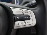◆アダプティブクルーズコントロール◆予め設定した車速内でクルマが自動的に加減速。前走車との適切な車間距離を維持しながら追従走行します。【LKAS】車線維持支援システムでステアリング操作を支援。