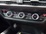 使いやすい左右独立温度調整可能なフルオートエアコン♪運転席&助手席にはシートヒーターを装備♪