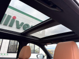 【 サンルーフ 】屋根からの自然光が差し込むことで、閉鎖的な車内が明るく開放的な空間に変わります♪//