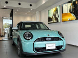 MINIのフロントグリルのデザインはイギリスで生まれた当初から、シルバーのサイドバーが折り重なった伝統的なデザインで御座います。その伝統はBMWのお車になってからでも少しずつ形を変えて守られております