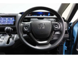 運転中もハンドルでの操作が可能です。特に高速道路等の目が離せない運転時には、便利さだけでなく、安全性も兼ね備えております。