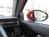 サイドアシストは後方から接近する車両を、ミラー内側インジケーターが光でお知らせします。