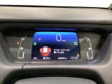 デジタル表示のスピードメーターとタコメーター、燃費やオドメーターなどの表示の他に、ホンダセンシング機能などの表示もできる多機能なマルチインフォメーション・ディスプレイです。