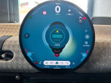 MINI EXPERIENCESで、道路状況や気分に合わせて走行モードや室内のアンビエントライトのデザインの変更が可能です。
