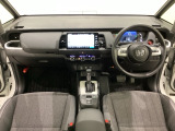 車内は光触媒抗菌消臭施工済です。インパネ周りはスタイリッシュなデザインで機能や装備も充実しています。グローブボックスやカップホルダーのほかにトレーなどたくさんの収納スペースが付いています。