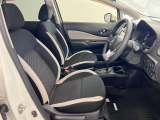 ゆったりと座れる運転席シートですのでストレスなく運転が出来ますよ!