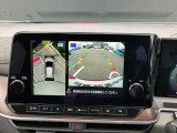 空から見下ろしているような視点で周囲を確認できるアラウンドビューモニター。駐車時にとても便利です。