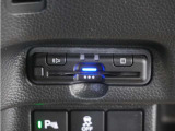 運転席と助手席は足元が繋がっているので自由に行き来しやすいので駐車場が狭いときでも助手席側からスムーズに乗り降りできて便利!