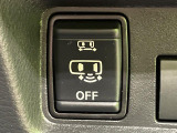 【ハンズフリー機能付き両側パワースライドドア】スライドドアの下に足先を入れてすぐ引くと、自動的にスライドドアが開閉します!荷物で両手がふさがった状態でも、ドアの開閉ができてとっても便利!