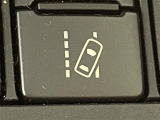 【レーンディパーチャーアラート(LDA)】クルマが車線または走路から逸脱する可能性がある場合に、ブザーまたはハンドルの振動により注意をうながします。機能には限界があるためご注意ください。