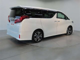 室内外はもちろん、ニオイの元となるフロアカーペットまで消臭・除菌を実施。中古車を気持ちよくお乗りいただけるクリーニングサービスです。詳細は販売店スタッフまでおたずねください。