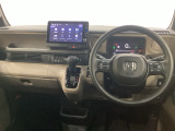 車内は光触媒抗菌消臭施工済です。スタイリッシュなデザインで暖かみのあるインパネ周りを演出します。グローブボックスやカップホルダーのほかにトレーなどたくさんの収納スペースが装備されています。
