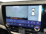 パノラミックビューモニターシステムが付いているので車の上から見た映像が確認できますよ。 一目で車両周辺の情報を確認できますが、直接安全をご確認下さい。